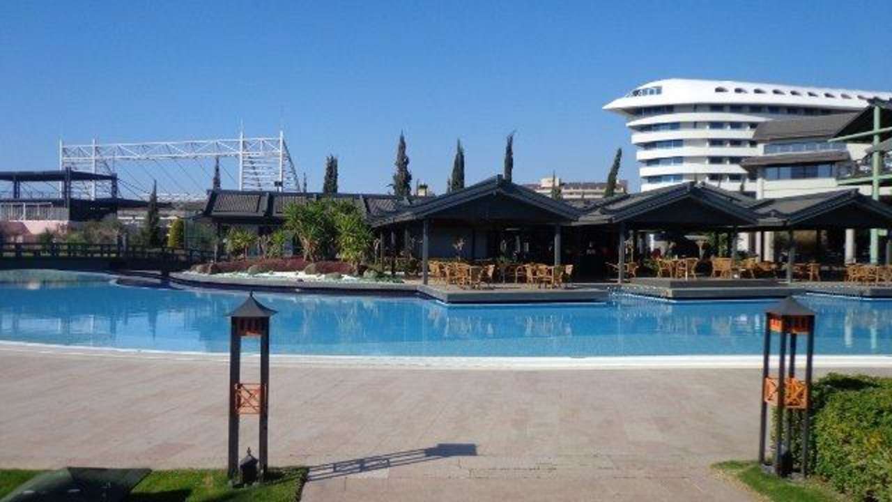 Pool mit Blick auf Concorde de Luxe Limak Lara Deluxe Hotel & Resort