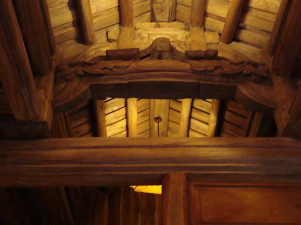 Schnitzarbeiten an der Decke Long Beach Resort Phu Quoc