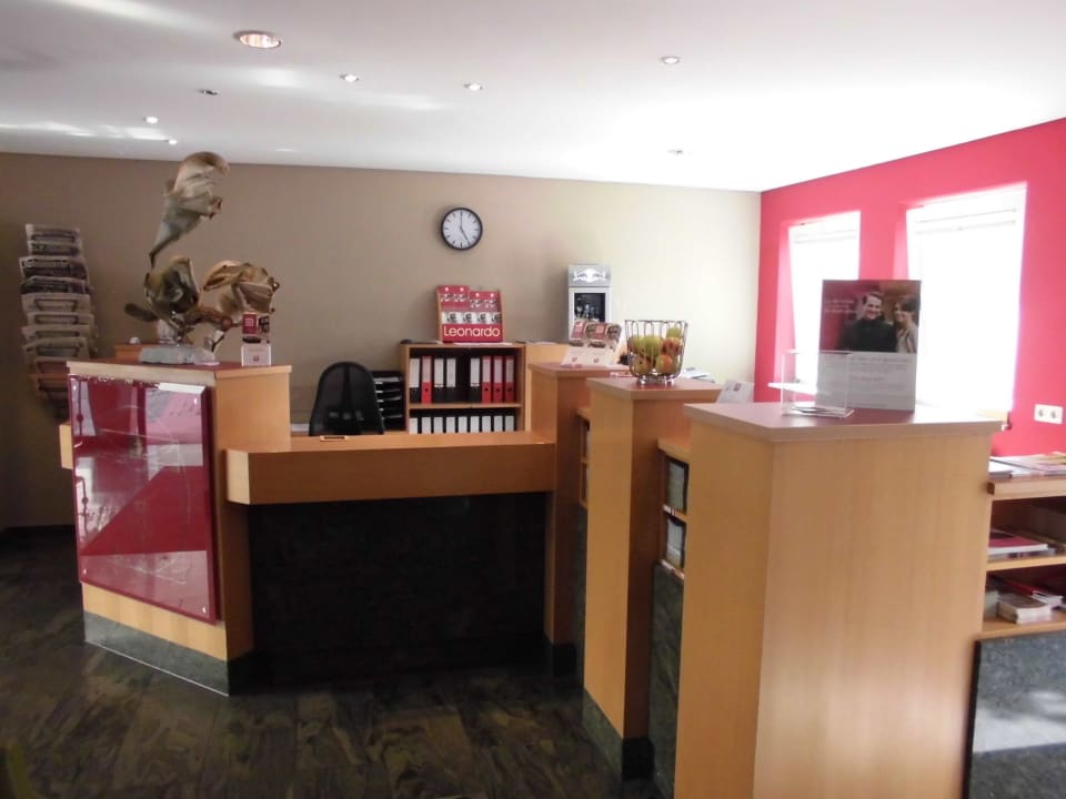 Rezeption (ständig wechselnd) Leonardo Hotel Nürnberg