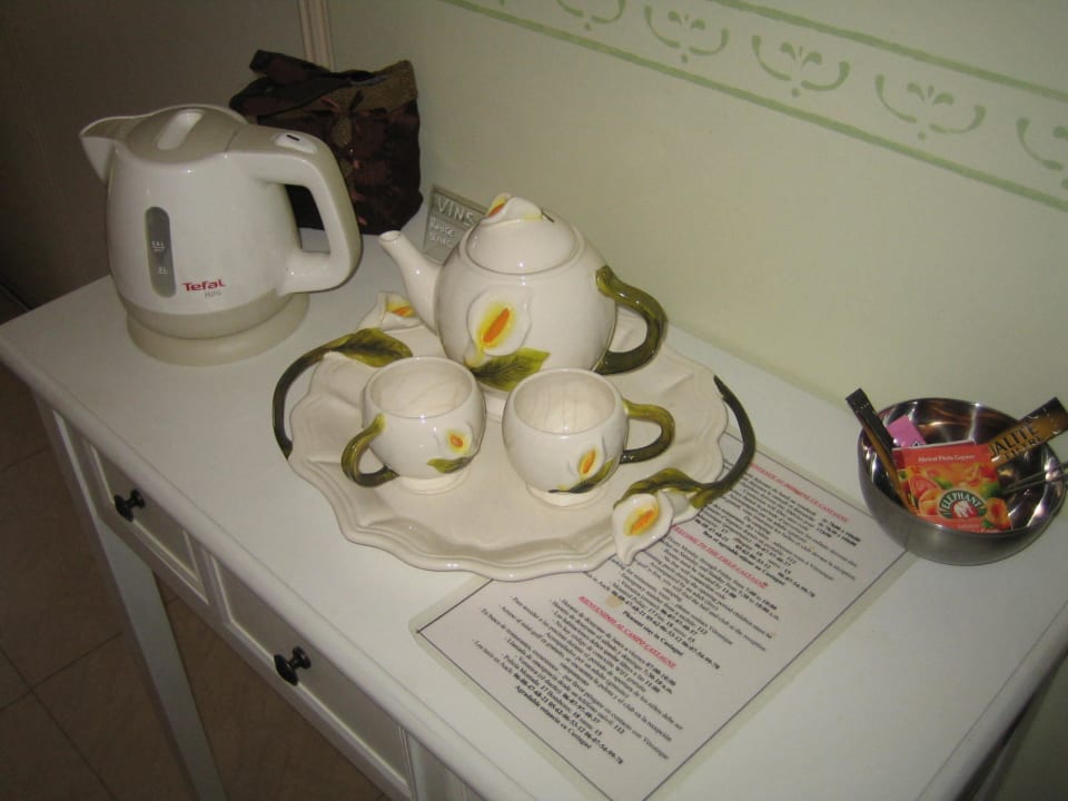 Kit de boissons chaudes dans les chambres Hotel Domaine Le Castagné