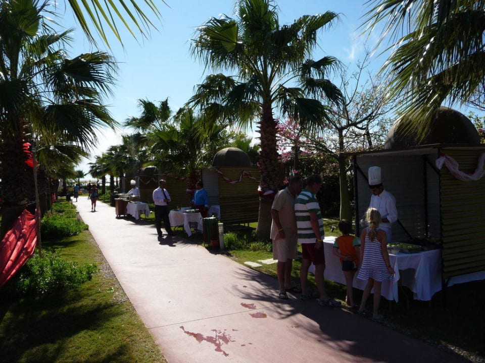 Weg zum Strand Saturn Palace Resort Hotel