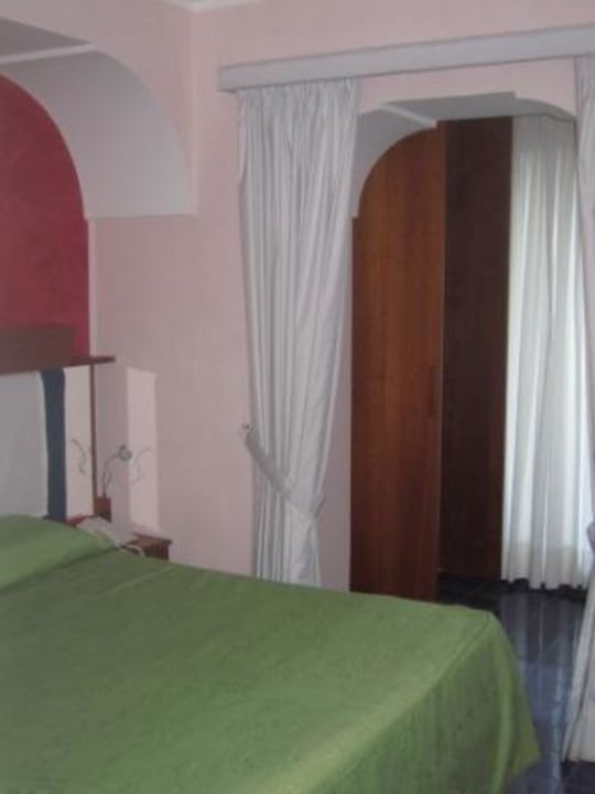 Blick in einen der kleinen Vorräume mit Schrank Hotel Graal