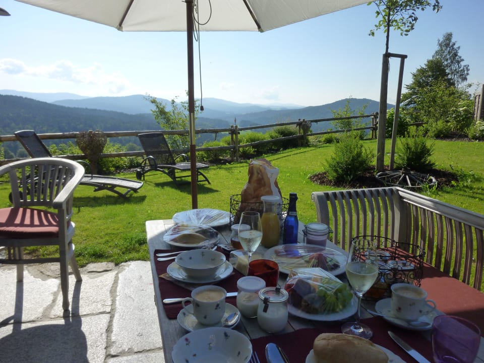 Gedeckter Frühstückstisch mit Aussicht Hotel Sterr