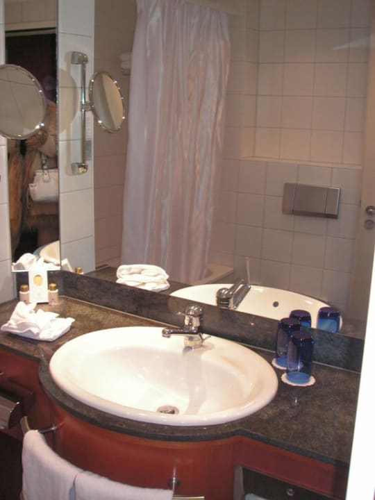 Das Bad zwar eher klein, aber funktionell Hotel Basel - Da wohnen, wo Basel lebt!