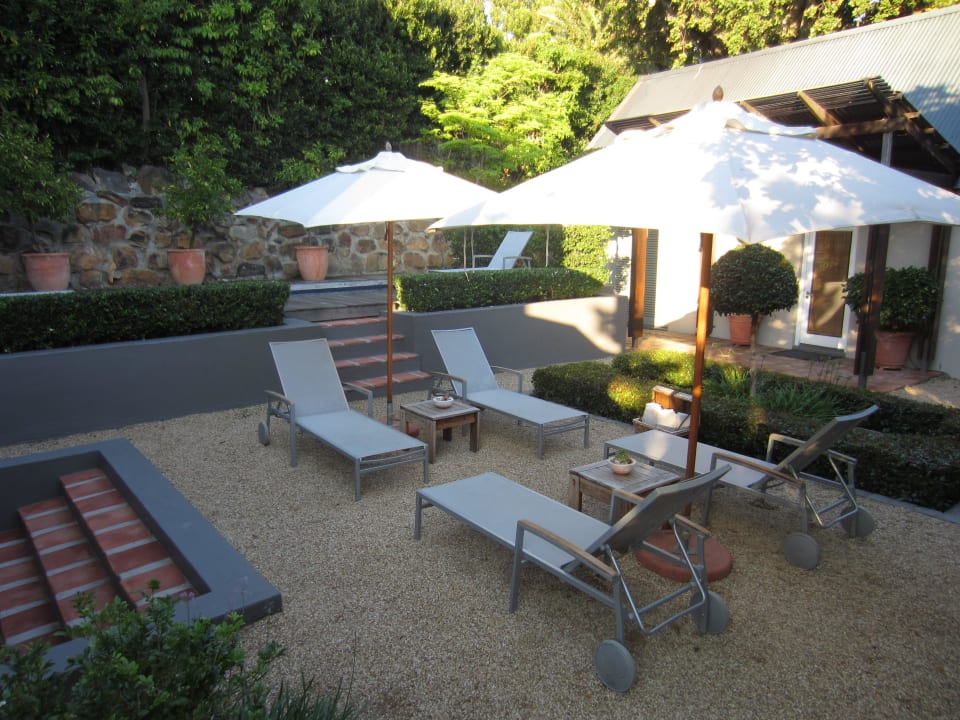 Pool- und Liegebereich im Innenhof Four Rosmead Boutique Guesthouse