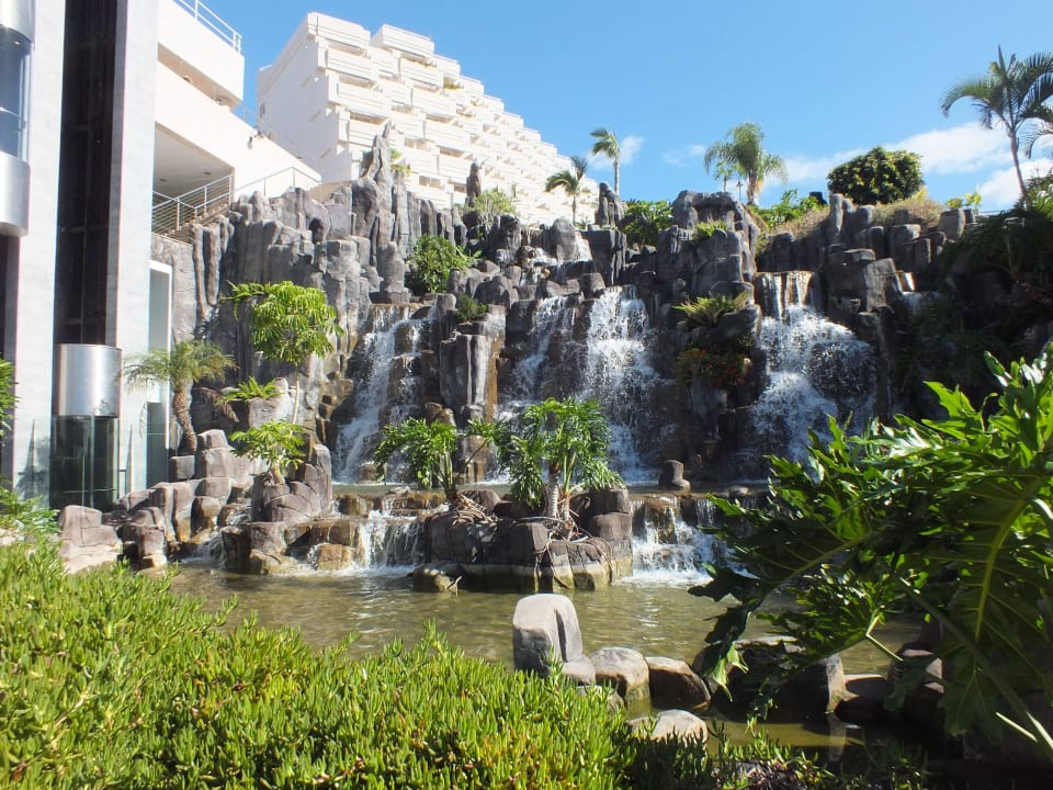 Künstlicher Wasserfall auf anderen Seite des Hotel Landmar Playa La Arena