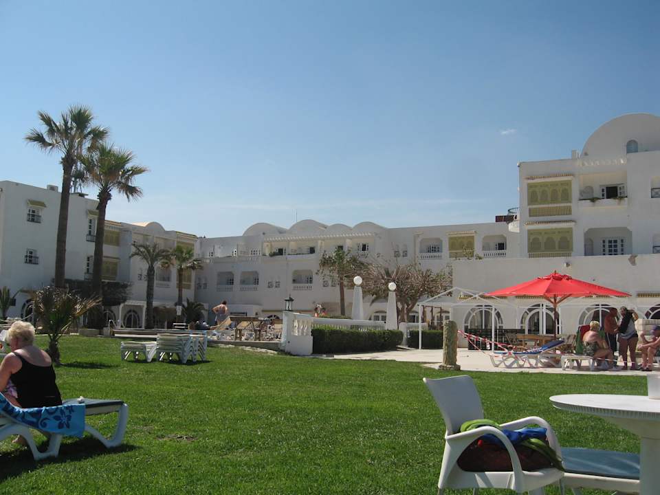 Zwischen Pool und Strand etwas Wiese und ein Schir Alassio Hotel and Thalasso