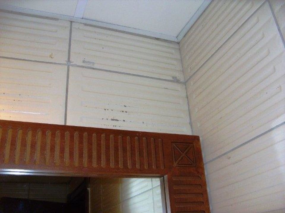 Bad in die Jahre gekommen Charmillion Gardens Aquapark