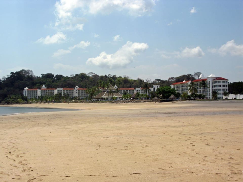 Blick vom Strand auf die Hotelanlage Dreams Playa Bonita Panama