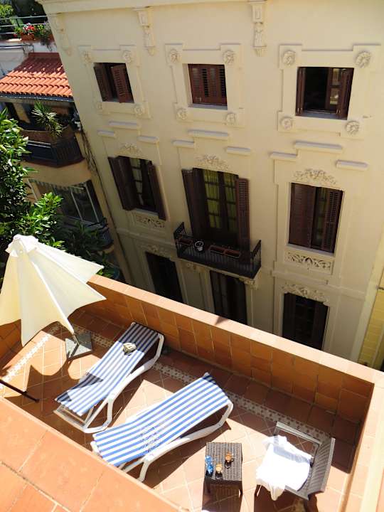 Dachterrasse von oben mit gegenüberliegendem Haus Hotel Led-Sitges