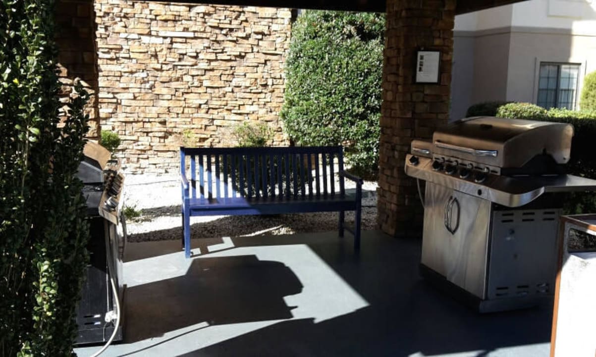 Ein Grillplatz für Hotelgäste Hotel Sonesta ES Suites Charlotte