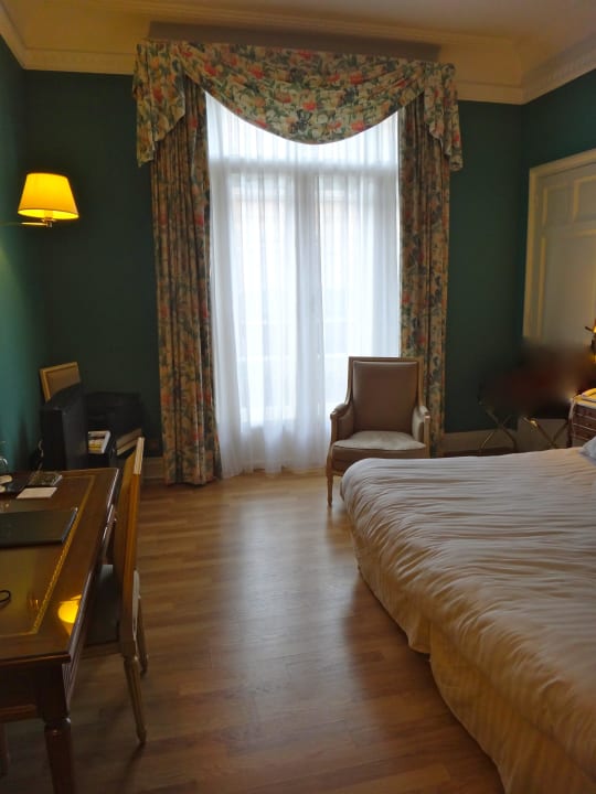 Zimmer innen: grosses Bett Hotel Carlton