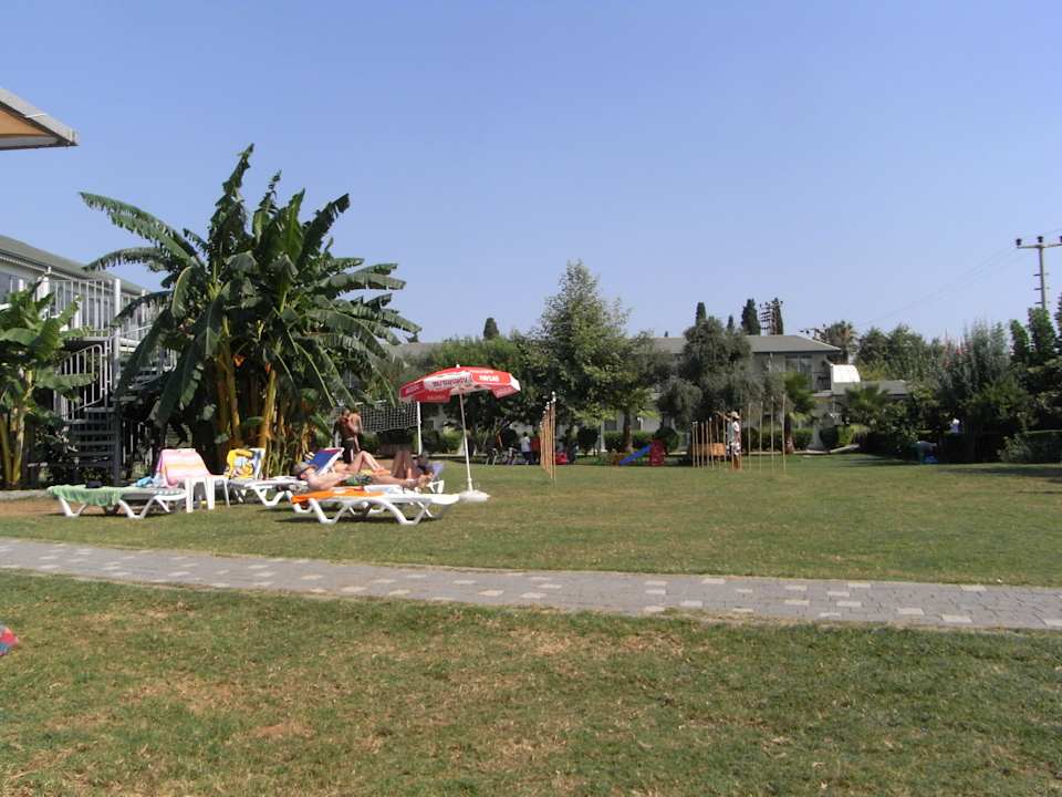 Garten mit Vollyballplatz Sun Club Hotel