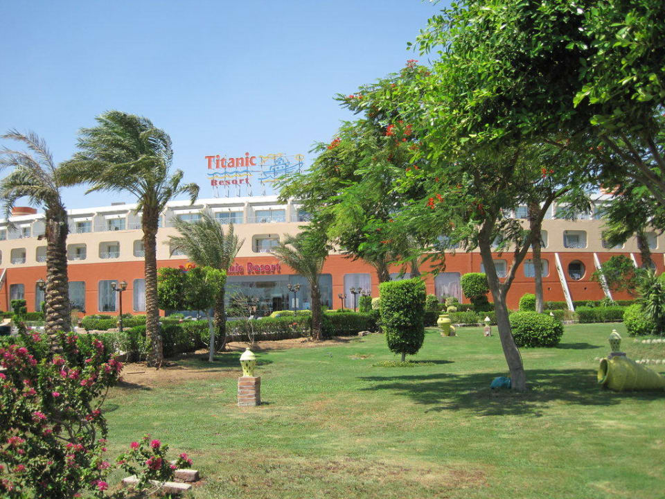 Возле отеля Titanic Resort & Aqua Park