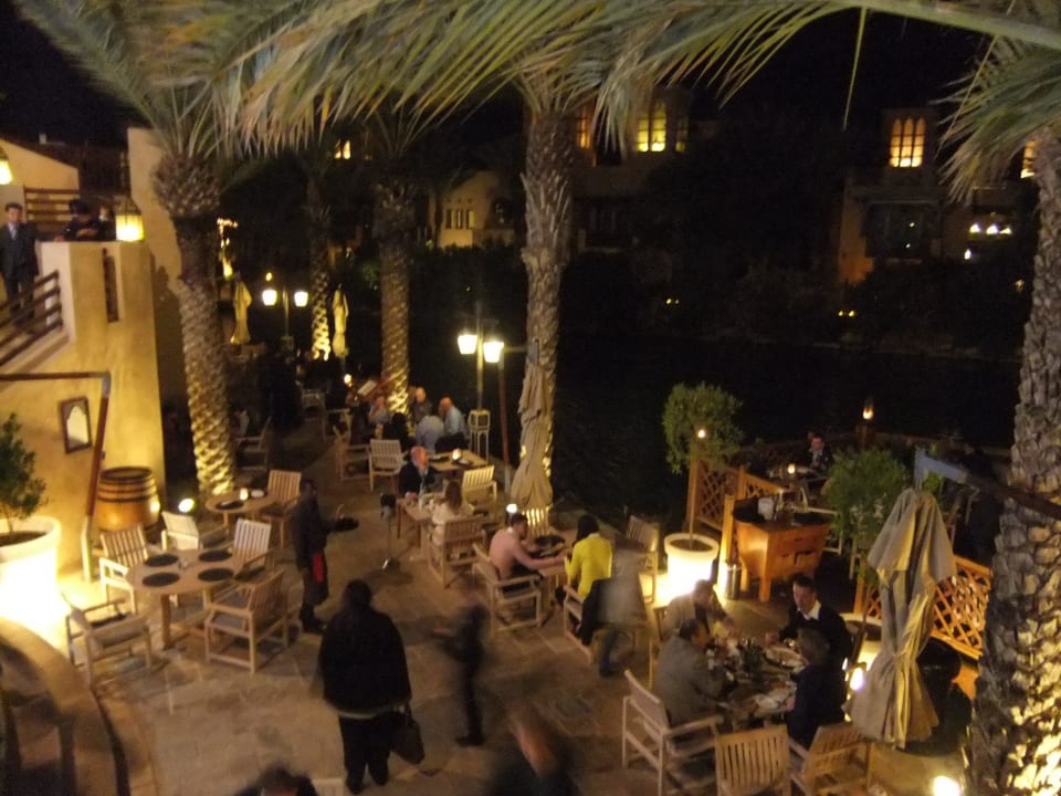 Eines der vielen Restaurants  Jumeirah Mina Al Salam