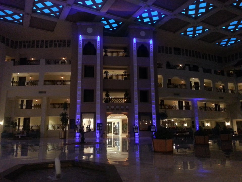 Die pompöse Lobby am Abend Steigenberger ALDAU Beach Hotel