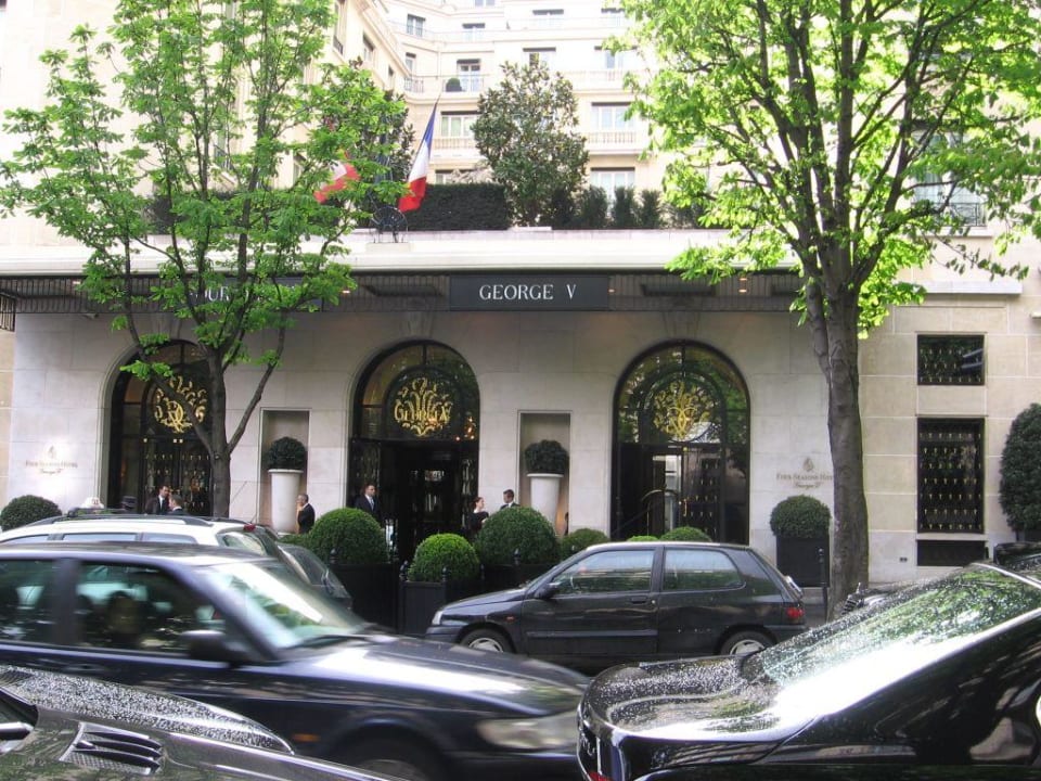 Der Hoteleingang Four Seasons Hotel George V, Paris