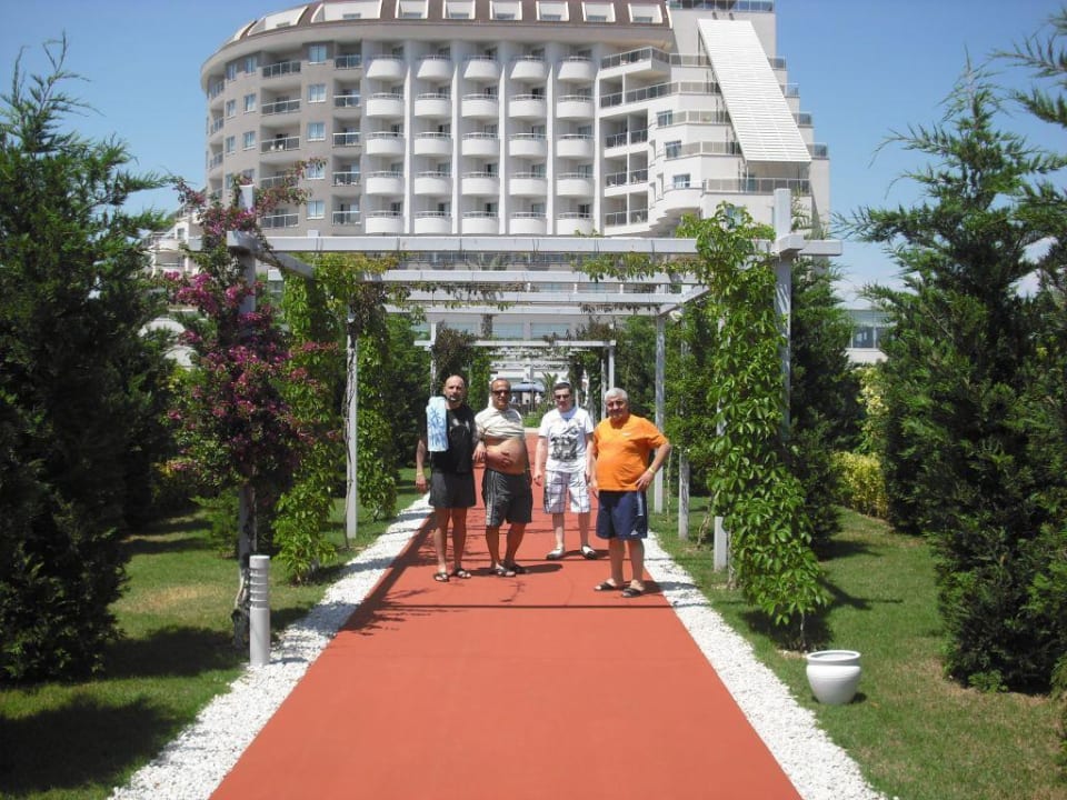Der weg zum hoteleigenen Strand Saturn Palace Resort Hotel