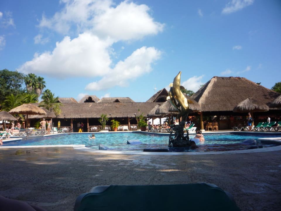 Blick vom Pool zum Restaurant und Bar Hotel Riu Lupita