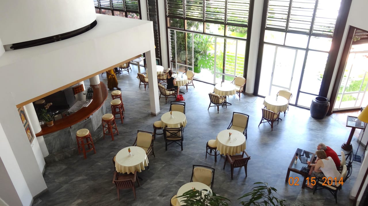 Blick auf Bar und Loungebereich Hotel Lanka Princess Ayurveda