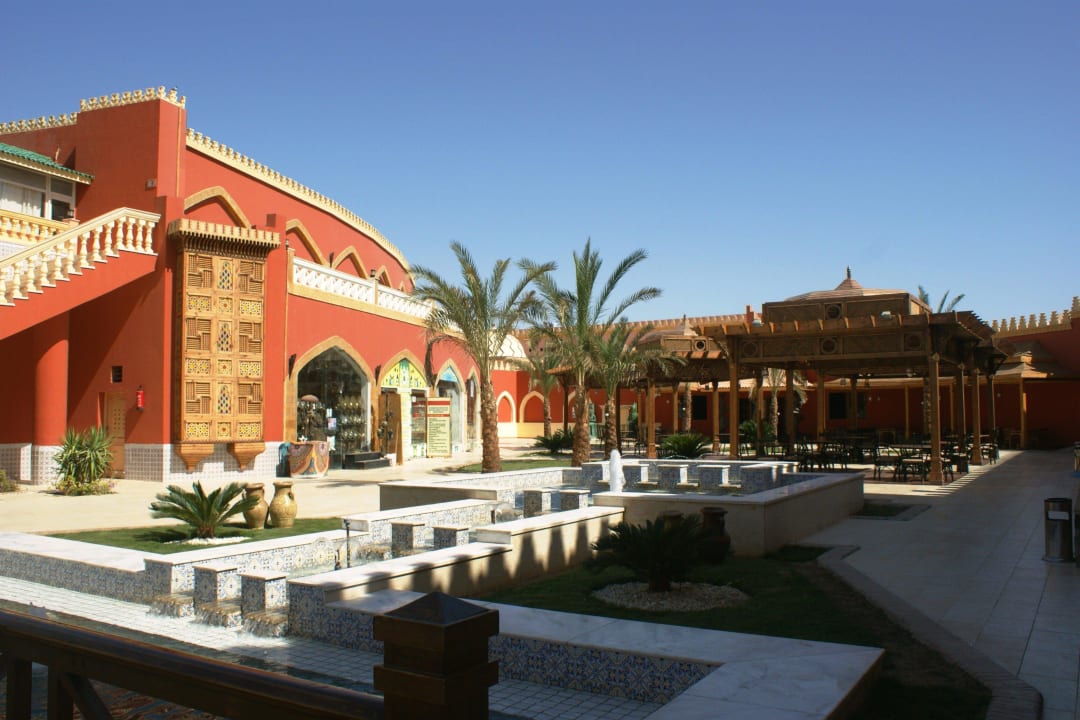 Zentraler Platz bei den Restaurants Pickalbatros Alf Leila Wa Leila Resort - Neverland Hurghada