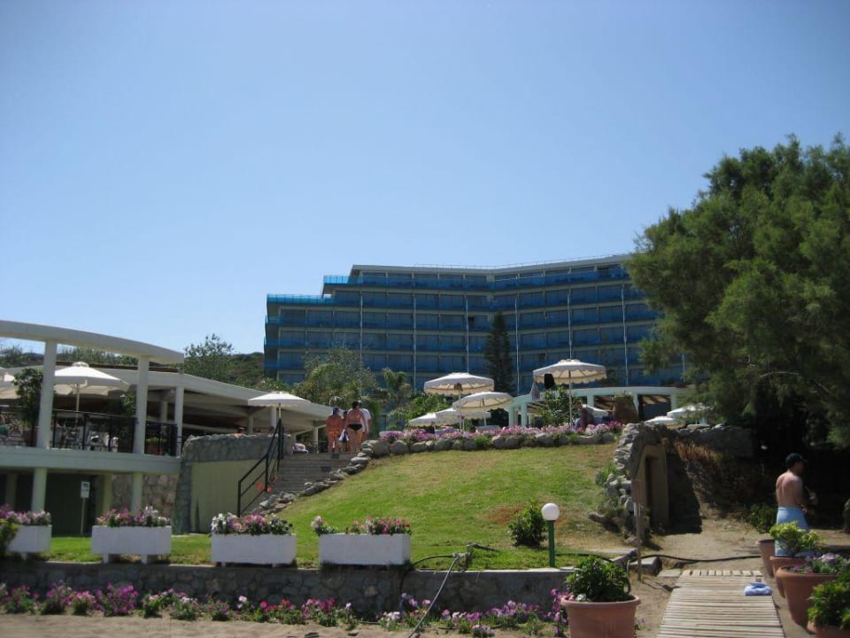 Das Hotel und links die Bar vom Strand aus Hotel Calypso Beach
