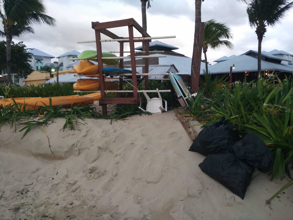 Sport und Abfall am Strand Grand Paradise Playa Dorada