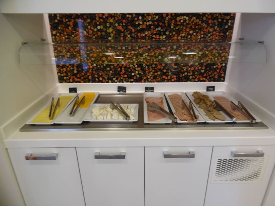 Frühstücksbuffet Hampton by Hilton Warsaw City Centre