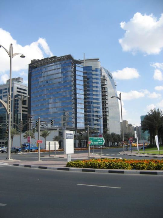 Blick von gegenüberliegender Straßenseite  Golden Sands Hotel Creek