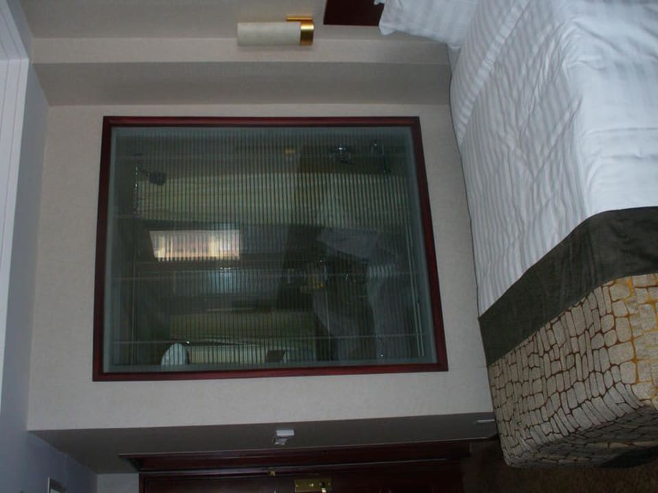 Blick in das verglaste Bad Radisson Blu Hotel Shanghai New World