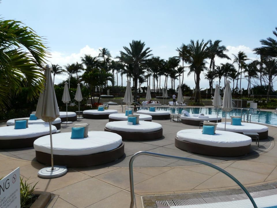 Pool mit Daybeds für 150 $ pro Tag Hotel Fontainebleau Miami Beach