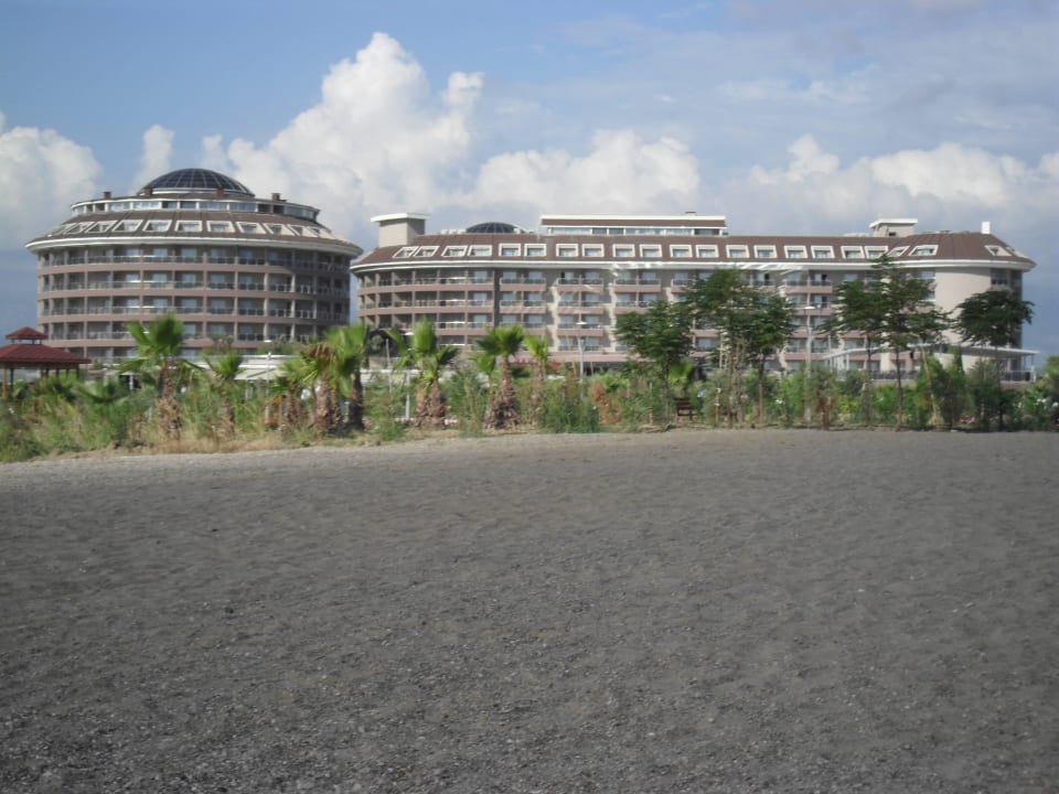 Blick vom Strand auf das Hotel Sunmelia Beach Resort