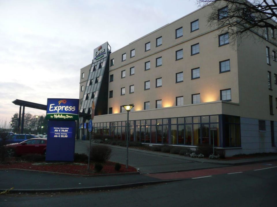 Außenansicht Holiday Inn Express Frankfurt - Airport