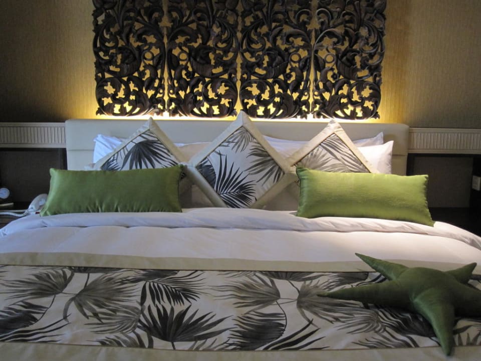 Deluxe seafacing room Hotel Shangri-La Golden Sands Resort