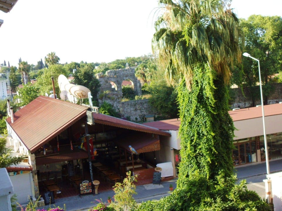 Blick vom Balkon die Shopping-Meile Side Star Beach