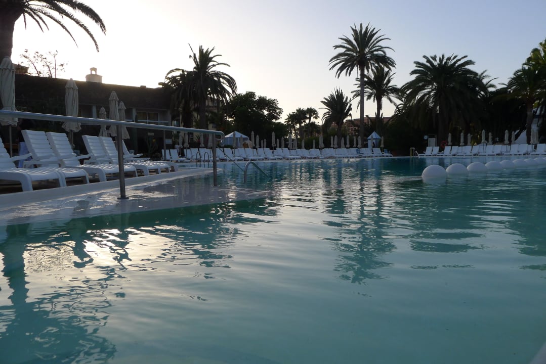 Pool gut fotografiert, aber nicht wirklich gut Hotel Riu Palace Oasis