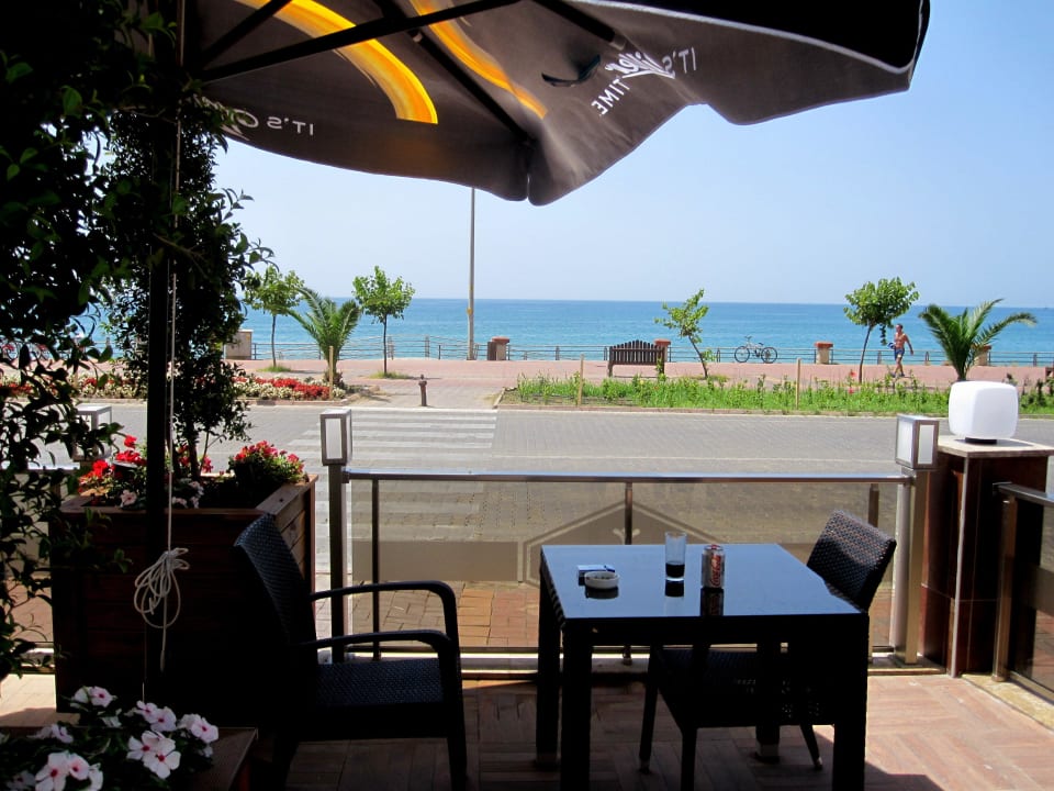 Sitzbereich in der Poolanlage! Parador Beach Hotel