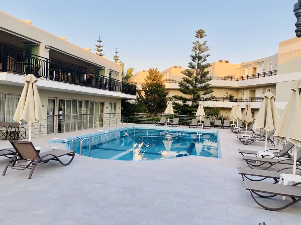 Pool Vantaris Palace