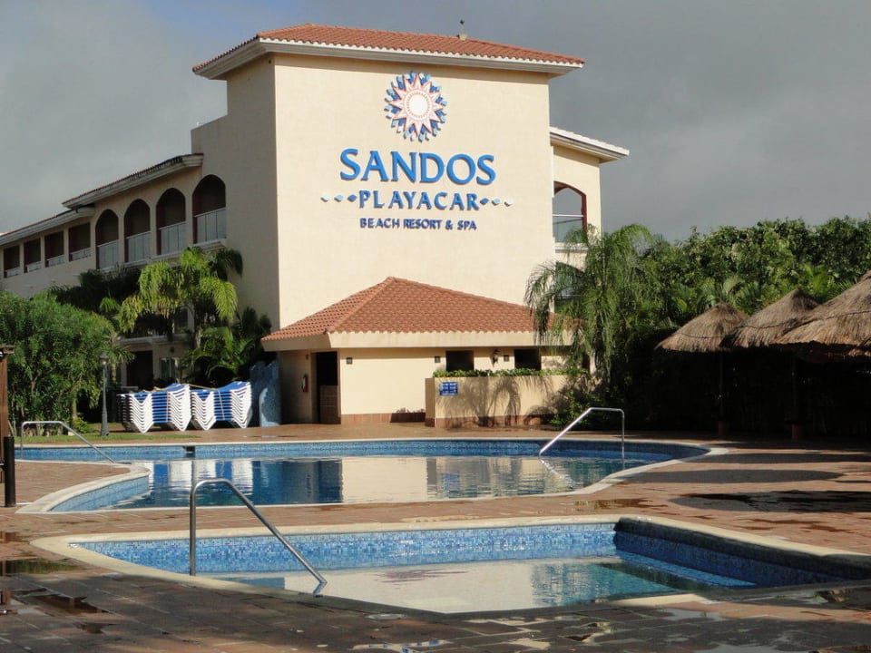 Pool im Rivierabereich Sandos Playacar Beach Resort