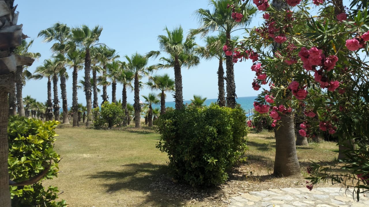 Strand Club Grand Side