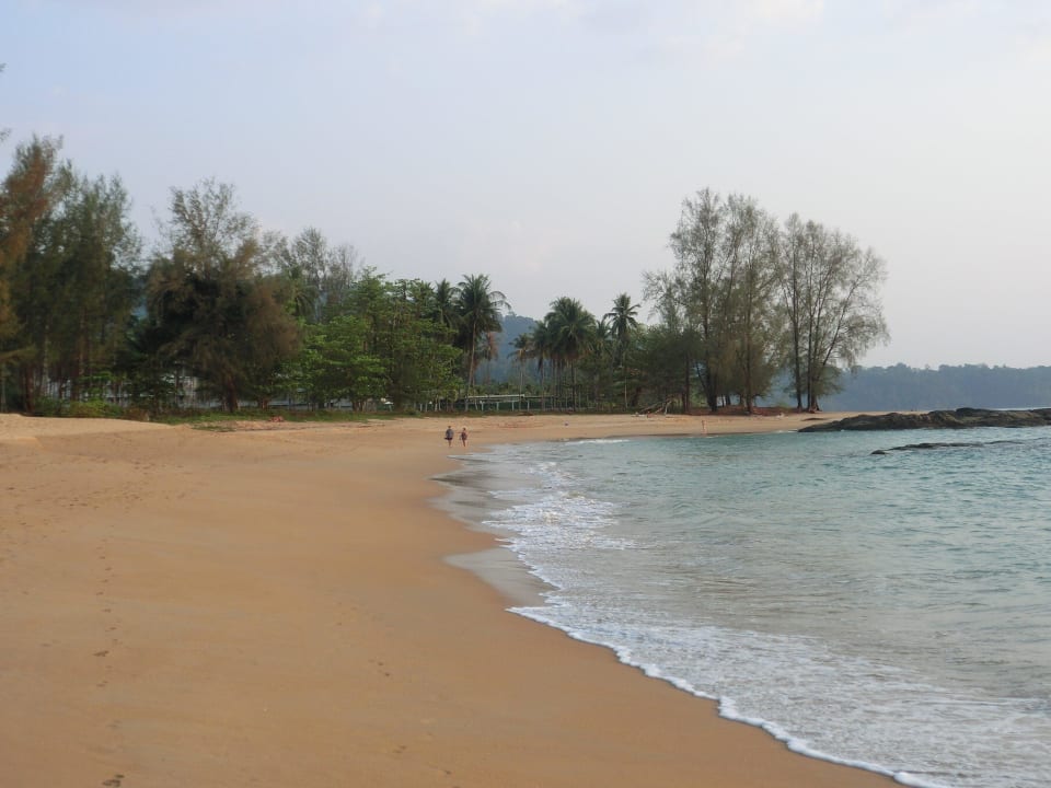 Langläufiger feiner Sandstrand Khaolak Bhandari Resort & Spa