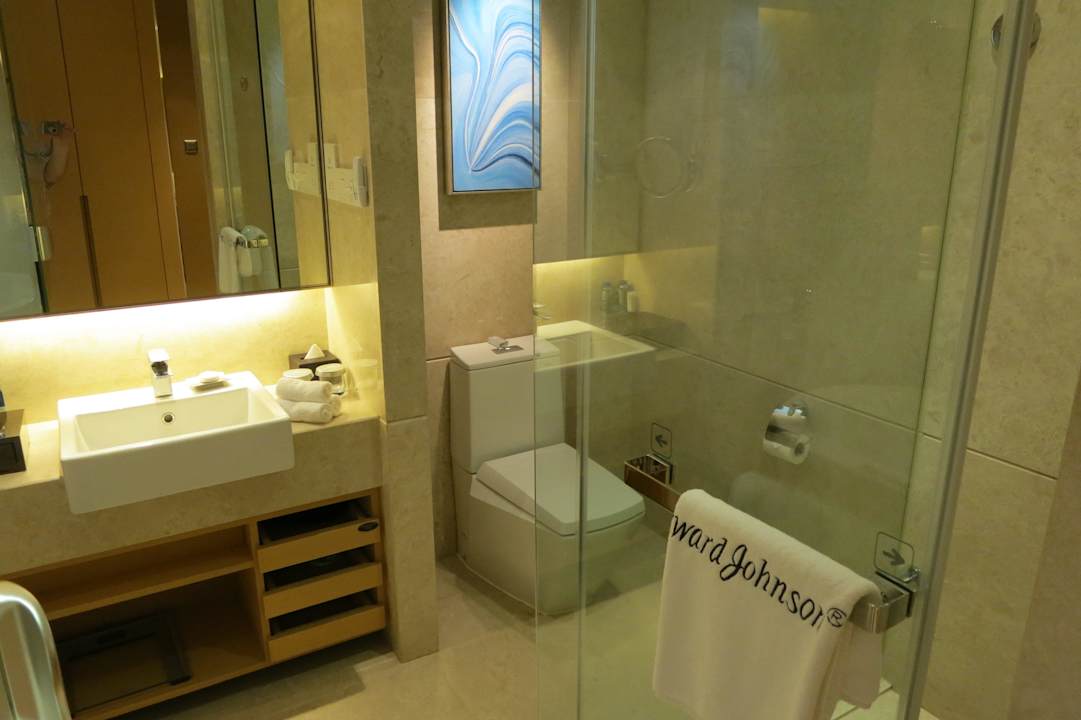 Bad im Standard Doppelzimmer #1023 Hotel Howard Johnson IFC Plaza Ningbo