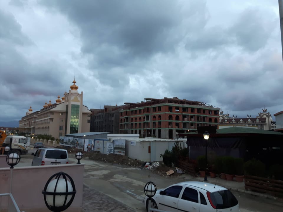 Rohbau neben Crown Charm Side Royal Palace Hotel & Spa