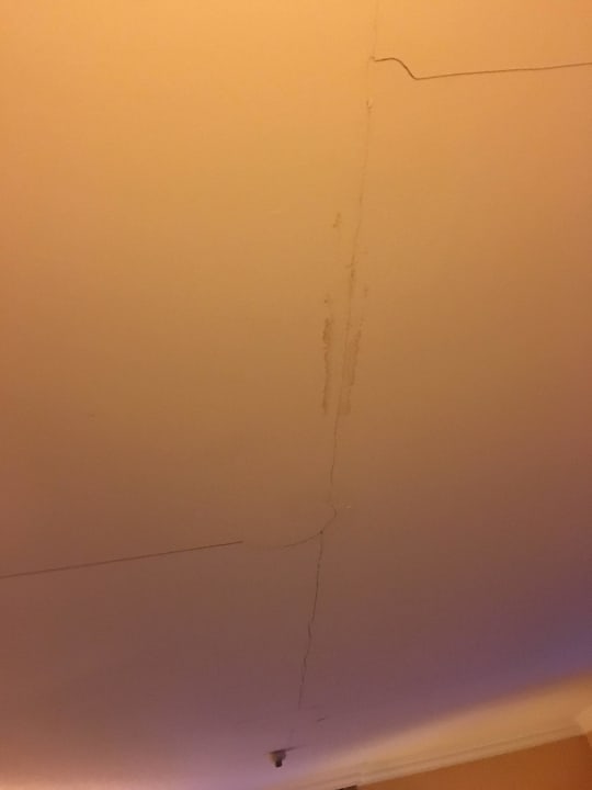 Risse in der Decke Hotel Manchinger Hof