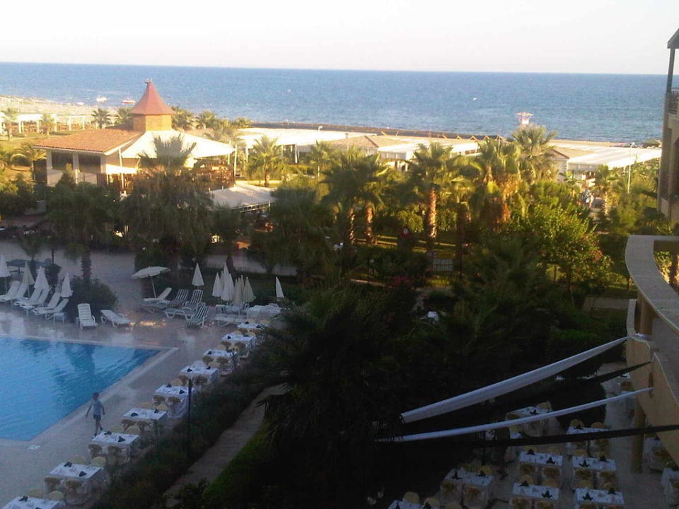 Blick vom Balkon zum Meer, Pool. und Strandbar Bella Resort & Spa