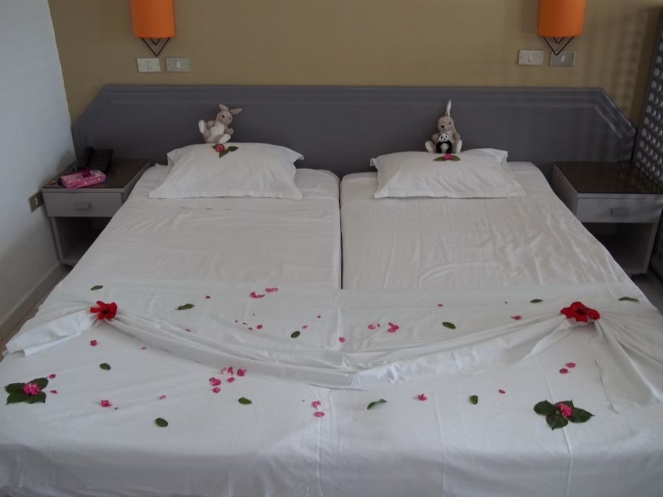 Wunderschön dekoriertes Bett Monarque Club Rivage