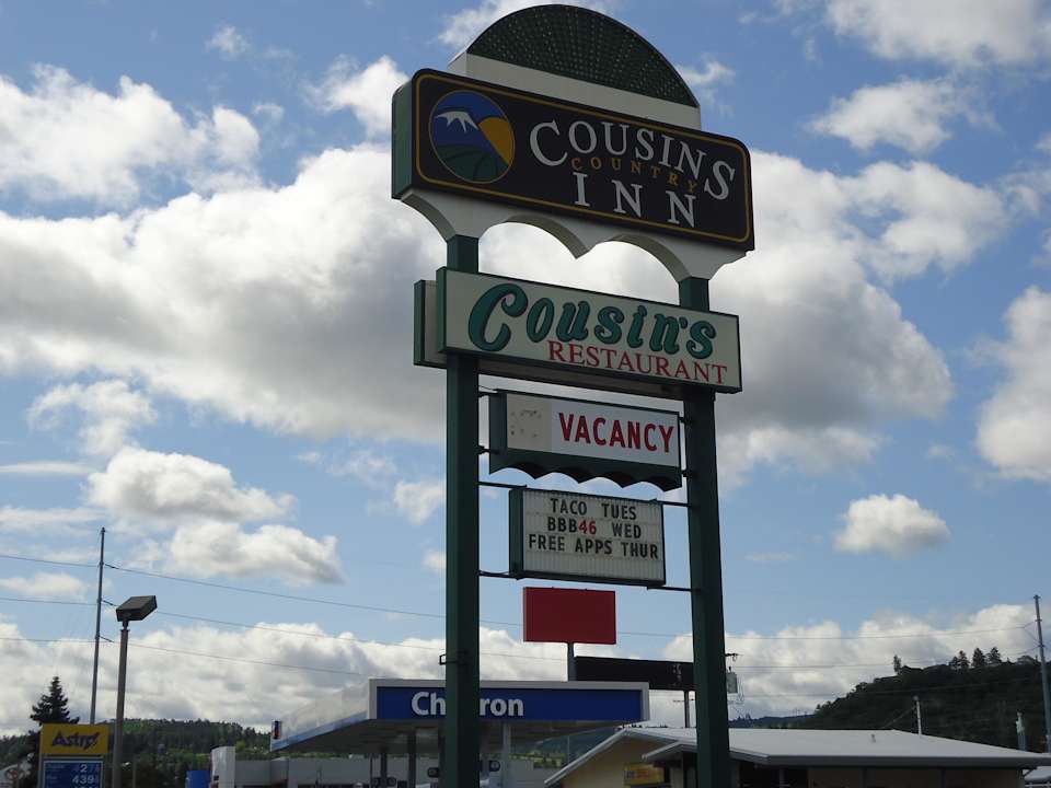 Das Schild ist von weit her sichtbar Hotel Cousins Country Inn