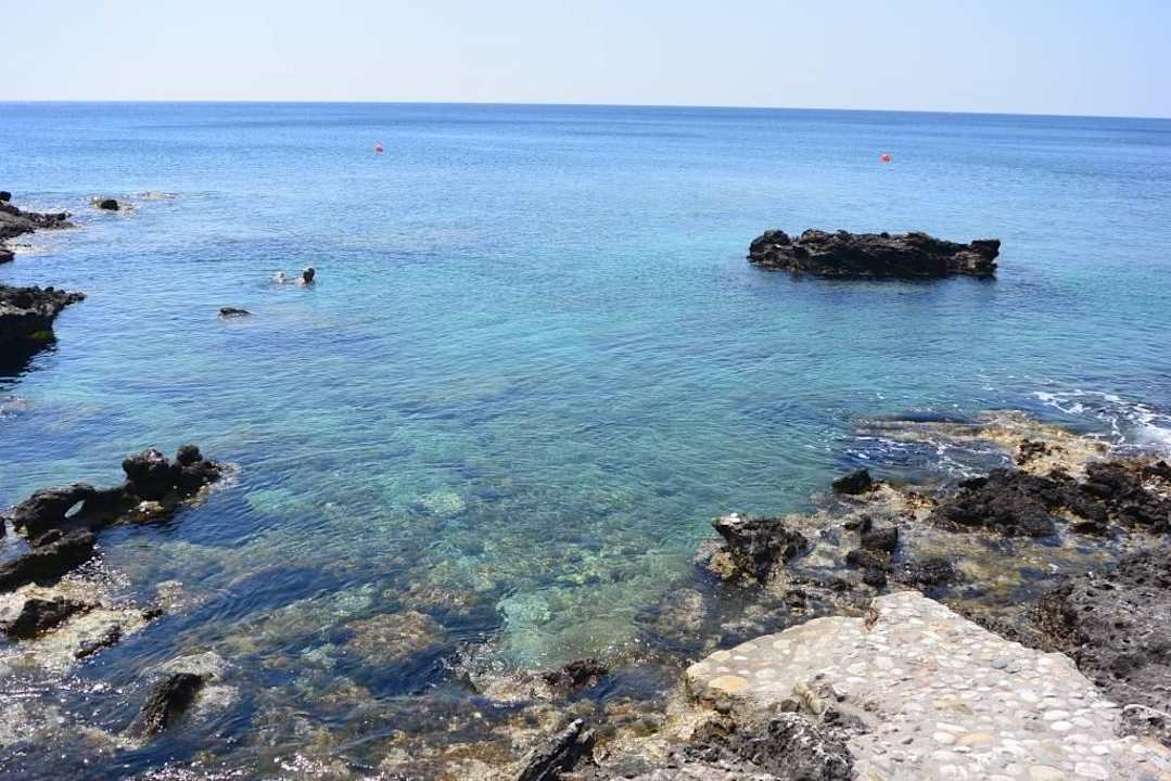 Hotelbucht, glasklares Wasser Hotel Kalithea Horizon Royal