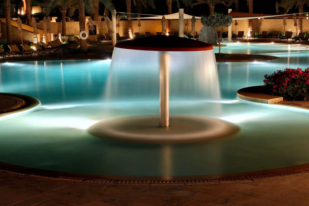 Pool am Abend Qasr Al Sarab Desert Resort by Anantara