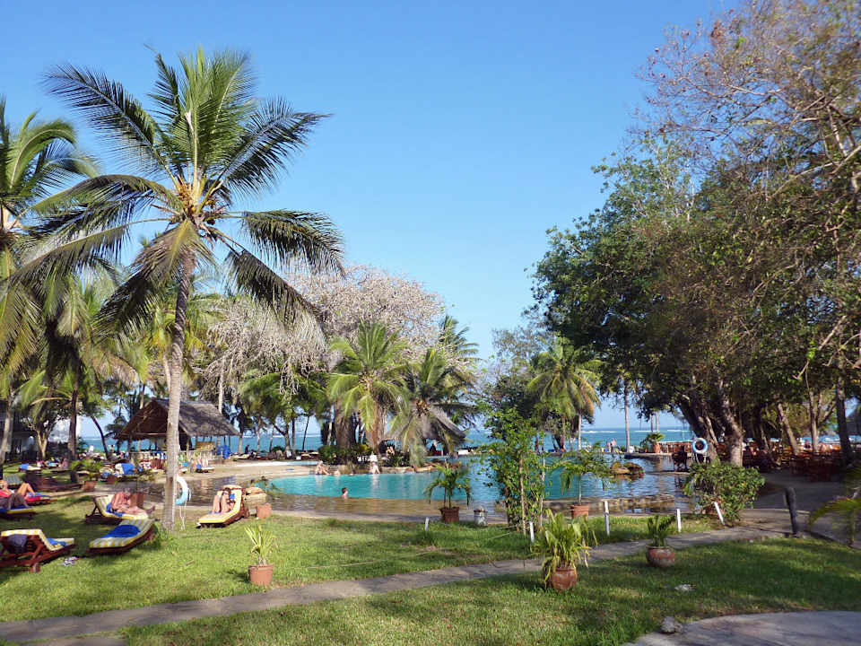 Blick auf die schöne Poolanlage Hotel Papillon Lagoon Reef